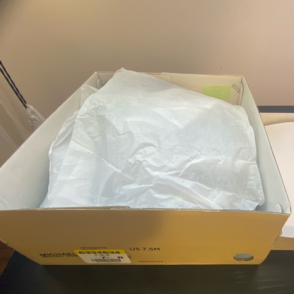 SOLD! BRAND NEW MICHAEL KORS Boots 7.5 US Water and stain repellent DONE - Picture 5 of 11